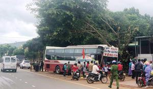 Xe giường nằm Thành Bưởi mất lái tông vào xe máy trên Quốc lộ 20 tuyến Đà Lạt đi TPHCM