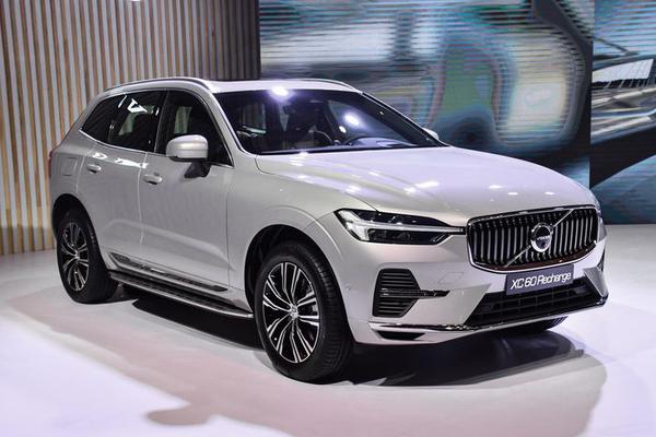 Volvo XC60 T8 Recharge bản hybrid với giá 2,75 tỷ đồng