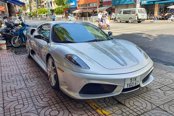 Ferrari 430 Scuderia với ngoại thất xám xi măng xuất hiện trên phố