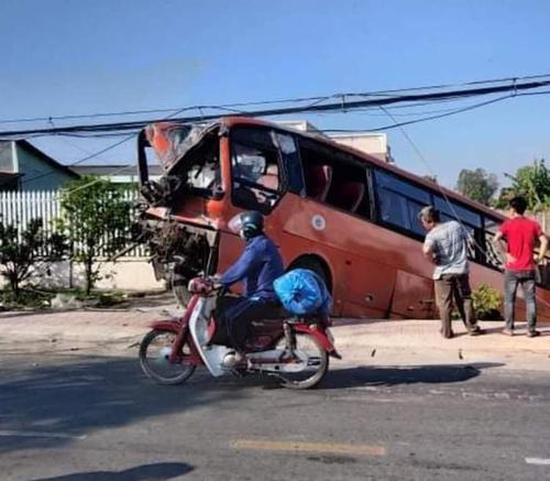Xe khách chở 25 công nhân mất lái, tông vào cột điện, tài xế tử vong tại chỗ