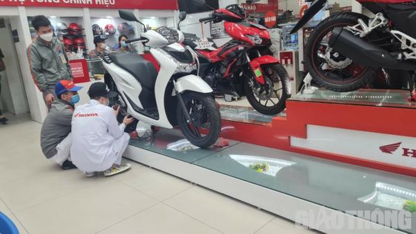 Giá Honda SH ra tết giảm hơn 4-5 triệu đồng nhưng vẫn có 1 phiên bản tăng giá