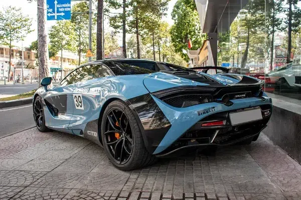 Ngắm McLaren 720S Spider với ngoại thất xe đua tại TP.HCM