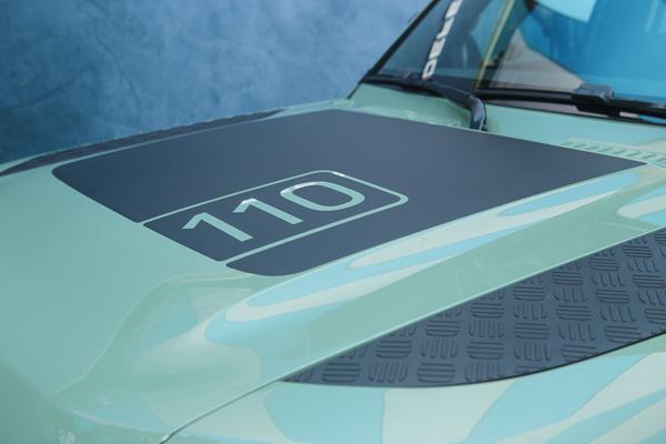 Ngắm Land Rover Defender bản kỷ niệm 75 năm giá 7,3 tỷ đồng