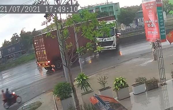 Xe container va chạm ô tô khách đang sang đường trên Quốc lộ 1A