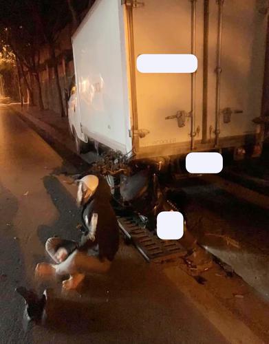 Nam thanh niên chạy SH nhập viện sau cú tông đuôi xe tải đang dừng bên đường