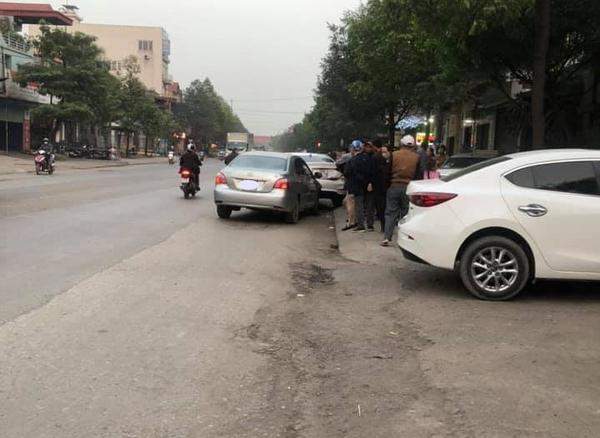 Ô tô Toyota Vios mất lái, nghi ngờ do "ngủ gục", tông vào Hyundai Accent đang dừng bên đường