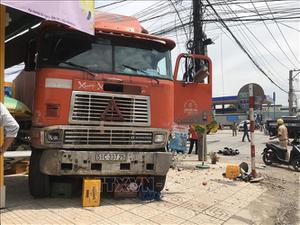 Cú va chạm liên hoàn, tài xế tông vào 4 cửa hàng tiện lợi, cột đèn giao thông rồi lao thẳng vào siêu thị