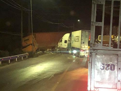 Tai nạn liên hoàn trên quốc lộ 1, xe container tránh xe máy rồi tông vào xe container khác gây ùn tắc nghiêm trọng