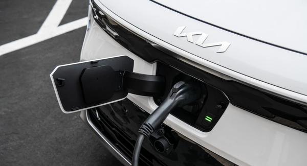 Hàng nghìn xe điện Kia bị triệu hồi vì có thể cháy khi đang sạc, xe điện vẫn gây nhiều lo lắng về cháy nổ