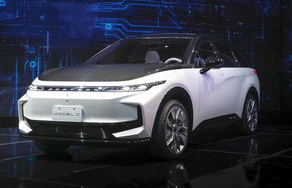 Lộ diện ba nguyên mẫu xe điện của Foxconn