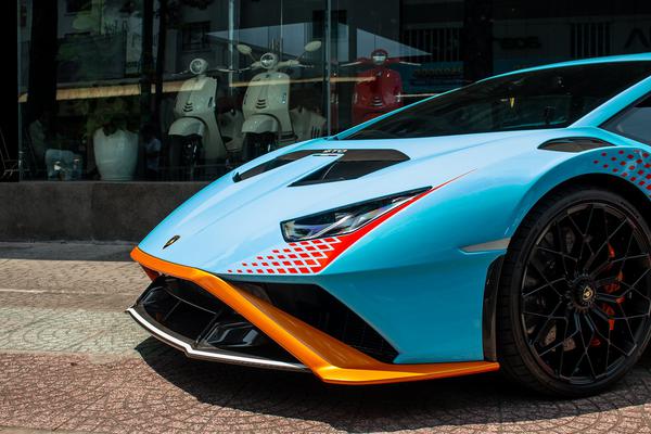 Ngắm Lamborghini Huracan STO đầu tiên tại Việt Nam lăn bánh trên phố