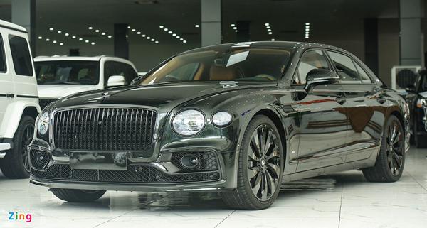 Khám phá Bentley Flying Spur V8 First Edition 2021 tại Việt Nam với màu sơn đen ánh xanh lạ mắt