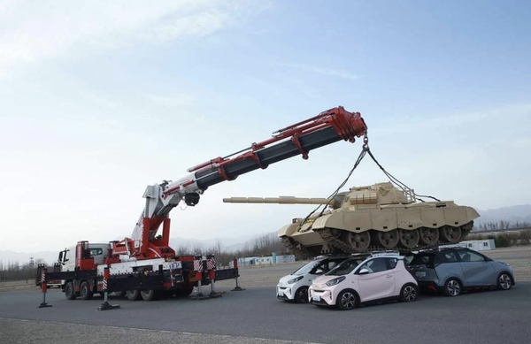 Quảng cáo hiệu quả về độ cứng khung gầm: Ô tô điện Trung Quốc cõng xe tăng