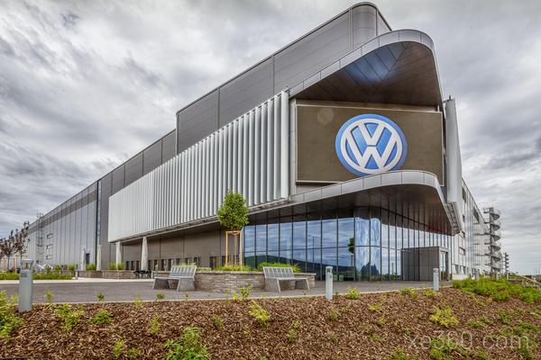 Volkswagen tạm dừng nhận đơn đặt hàng do căng thẳng giữa Nga và Ukraine