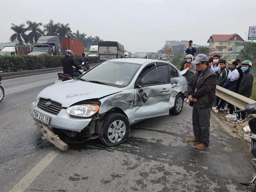 Ô tô con chuyển làn ẩu, "rước họa vào thân" cả xe vỡ nát