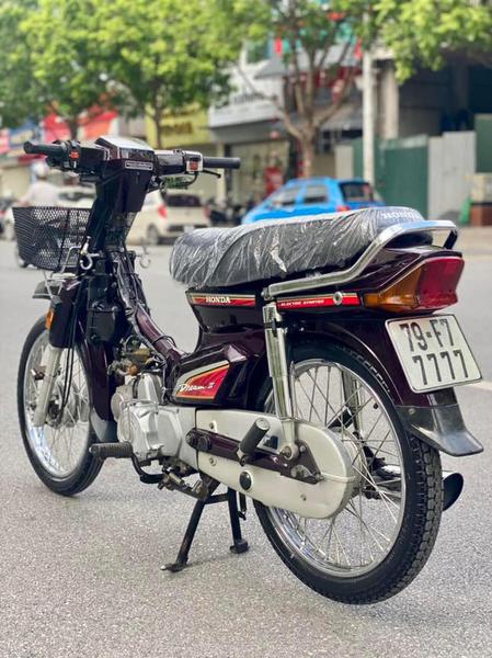 Honda Dream đời 2000 biển số tứ quý 7 giá đắt hơn SH 350i