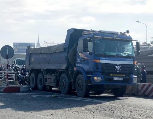 Tài xế xe ben không chấp hành lệnh dừng của CSGT, tăng ga bỏ chạy và tông vào xe công vụ.