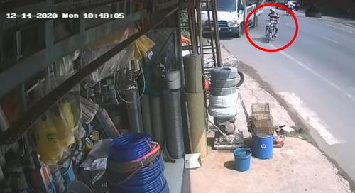 Tránh xe máy sang đường ẩu, xe tải tông vào cửa hàng vật liệu xây dựng gây thiệt hại nghiệm trọng