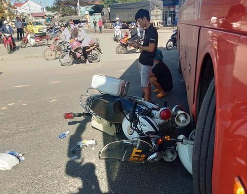 Xe cảnh sát va chạm xe khách giường nằm, chiến sĩ công an thoát chết trong gang tấc