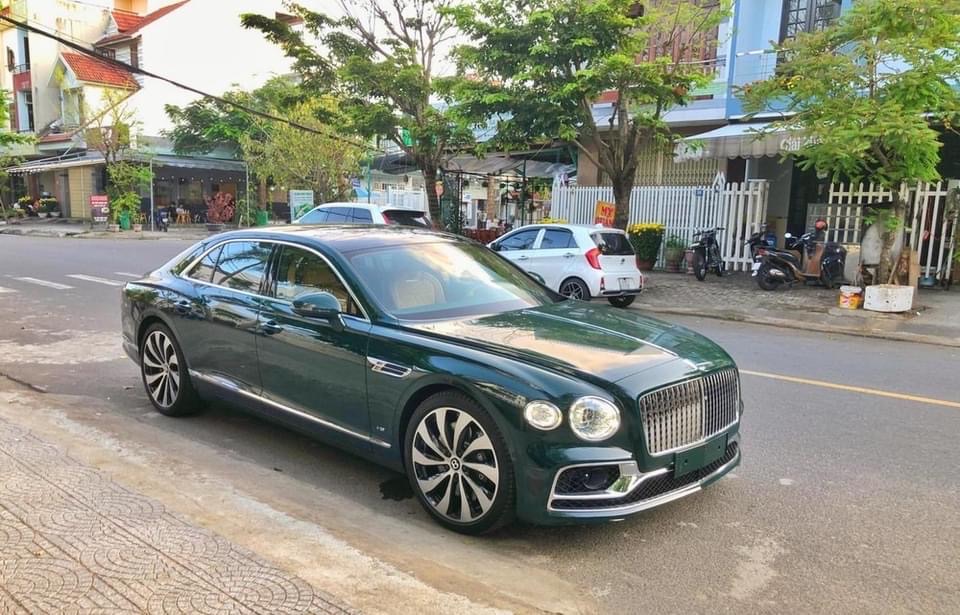 Ảnh Bentley Flying Spur First Edition về nước với màu xanh lá cây