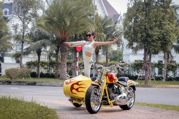 HLV Yoga khoe đường cong với sidecar Harley Davidson CVO Softail Springer 2009