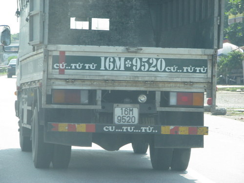 Tổng hợp slogan hài sau đít xe hơi