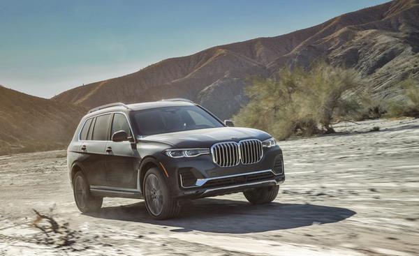 BMW X7 bị kiện vì lỗi ngớ ngẫn ở trang bị khay đựng cốc