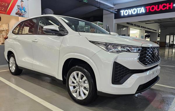 Toyota Innova Cross vừa ra mắt, đại lý chào bán giá từ 810 triệu đồng