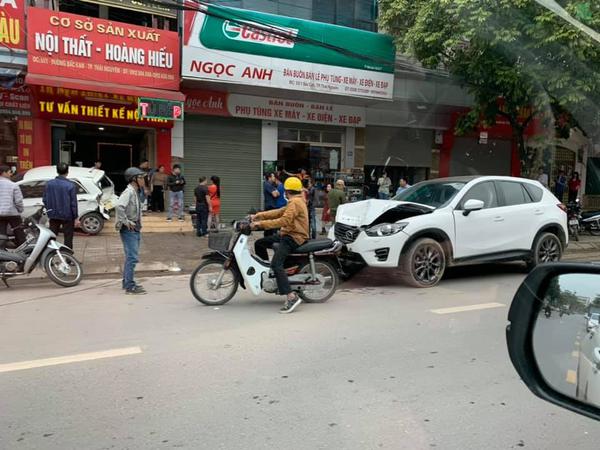 Ô tô Mazda CX-5 tông Kia Morning văng lên vỉa hè khiến nhiều phương tiện hư hỏng nặng nề