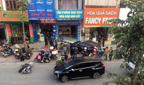 Tài xế ô tô mất lái, tông xe máy rồi lao lên vỉa hè đâm thẳng vào phòng giao dịch mua bán nhà đất