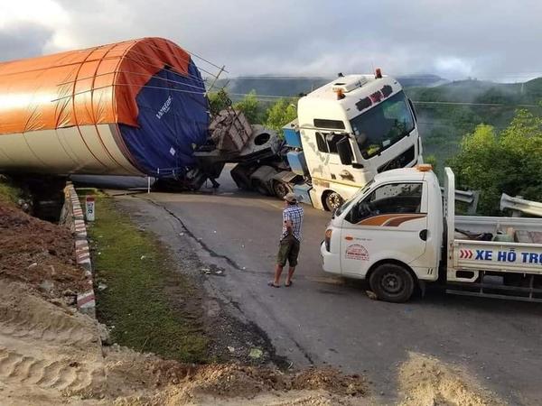 Xe siêu trường, siêu trọng chở trụ điện gió bị trượt bánh, lật nghiêng trên đèo Phượng Hoàng