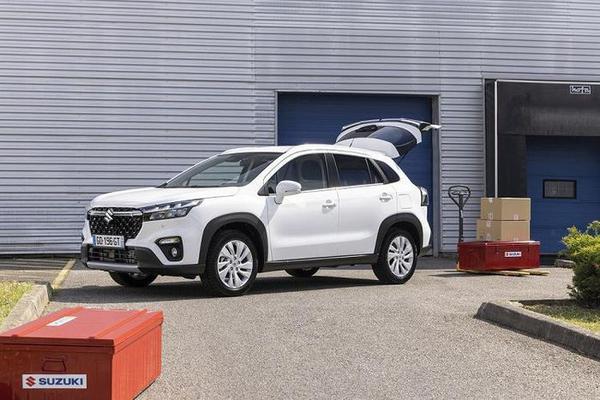 Suzuki SX4 S-Cross 2022 bổ sung thêm phiên bản 2 chỗ ngồi với khoang hành lí "khủng"