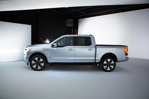 Chưa đầy một tháng mở bán, Ford F-150 Lightning bùng nổ với hơn 100.000 đơn đặt hàng