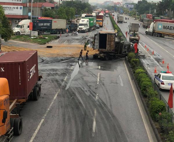 Xe container đầu kéo chở lúa cháy rụi sau va chạm trên Quốc lộ 5