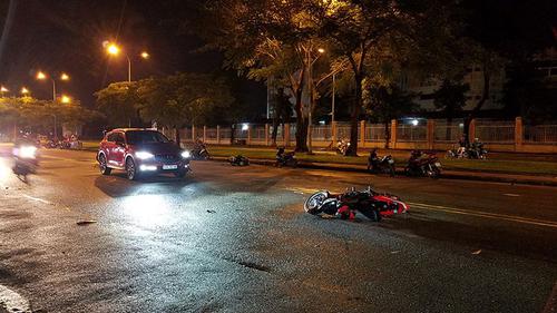 Va chạm giữa xe máy khiến 2 người bị thương nặng bất ngờ ô tô hất văng phương tiện di chuyển dưới mưa