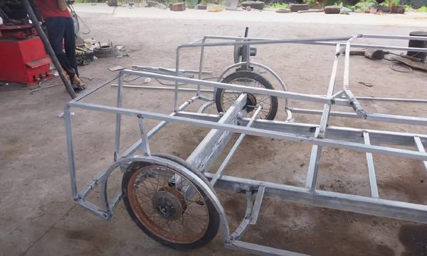 Xe sang Rolls-Royce làm từ bìa carton của nhóm bạn tại Việt Nam lên báo nước ngoài