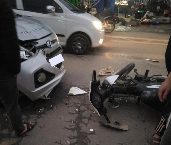 Thanh niên điều khiển xe máy với tốc độ cao, lấn làn rồi tông trúng ô tô Hyundai i10