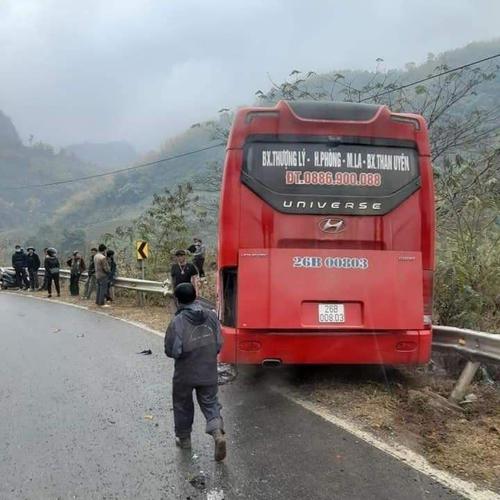 Hai ô tô khách va chạm tại khúc cua trên Quốc lộ 6, một xe khách lao đầu xuống vực