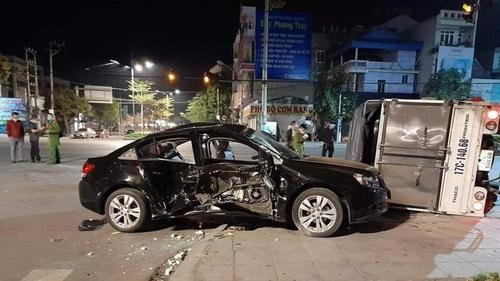 Xe tải lật ngửa trên đường sau cú va chạm với ô tô Chevrolet Cruze tại ngã tư