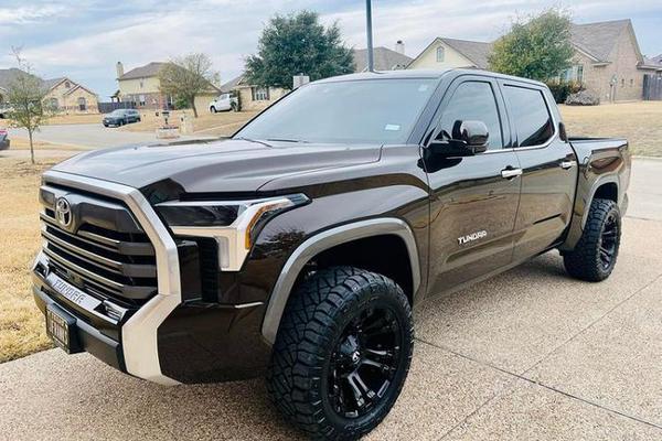 Đại lý chào bán Toyota Tundra Limited 2022 với giá hơn 4 tỷ đồng tại Hà Nội