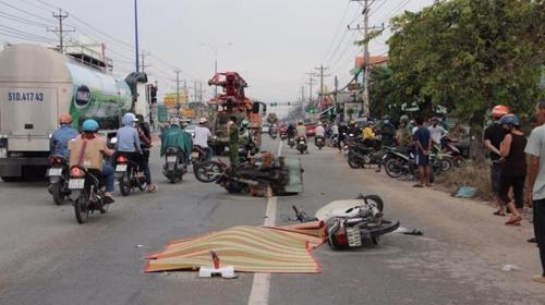 Tử vong tại chỗ do bị xe phun bê tông cán qua người sau cú ngã ra đường do va chạm xe máy