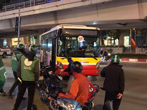 Cụ bà bán hàng rong bị cuốn vào gầm xe buýt, tử vong tại chỗ