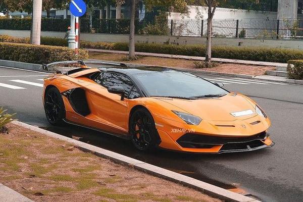 Siêu xe Lamborghini Aventador SVJ Roadster hơn 2 triệu đô với màu sơn độc nhất tại Việt Nam