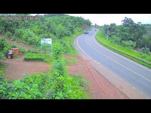 Tài xế ngủ gục, tông xe tải vào dải ta-luy khiến giao thông ùn tắc trên Quốc lộ 14