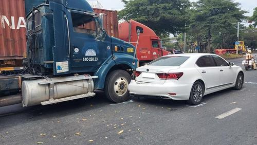 Xe container va chạm xe sang Lexus LS600hL tại đường Nguyễn Văn Linh, quận 7