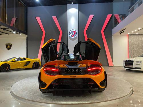 Chi tiết McLaren 765LT phiên bản giới hạn lần đầu tiên xuất hiện tại Việt Nam với màu cam bắt mắt