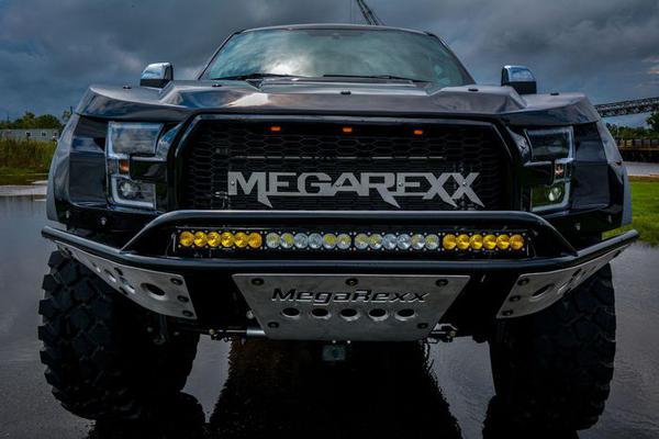 Bán tải F-250 Super Duty Platinum siêu ngầu với gói độ từ MegaRexx