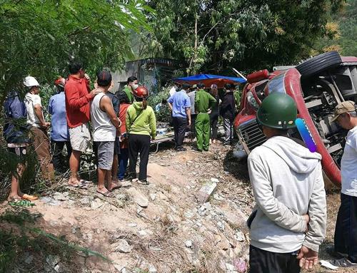 Xe container đầu kéo lật ngửa tại khúc cua, đè lên xe máy khiến 1 người tử vong tại chỗ