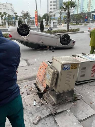 Ô tô Audi mất lái, tông vào tủ điện trên vỉa hè khiến chiếc xe lật ngửa giữa phố