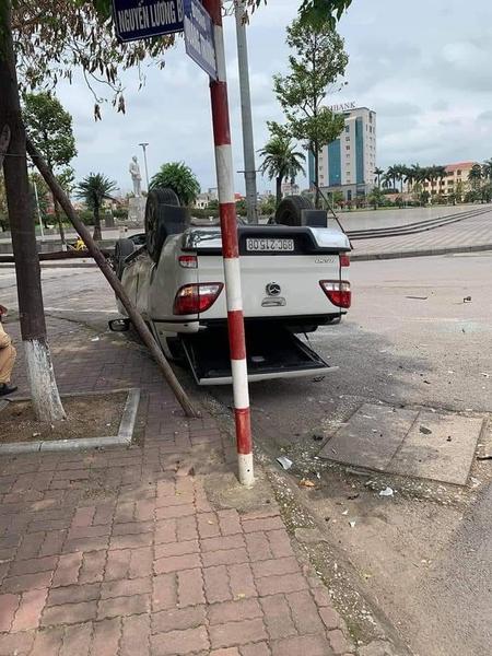 Xe bán tải Mazda BT-50 lật ngửa sau va chạm với Toyota Wigo, 1 người bị thương nặng
